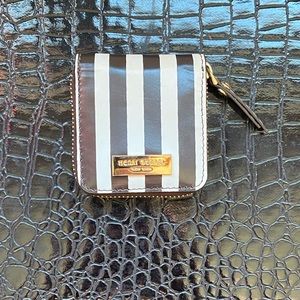 Henri Bendel contact case